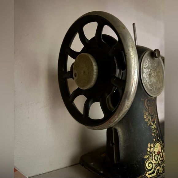 Antique 1915 G4 Series Singer Sewing Machine -Gorgeous! - Picture 5 of 6